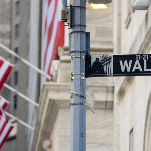 How do higher interest rates affect US stocks?
